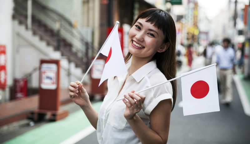 Femme tenant le drapeau japonais
